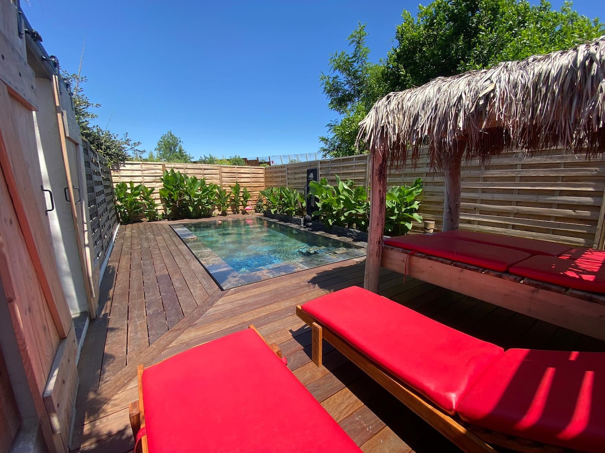 带私人花园和巴厘岛泳池的公寓