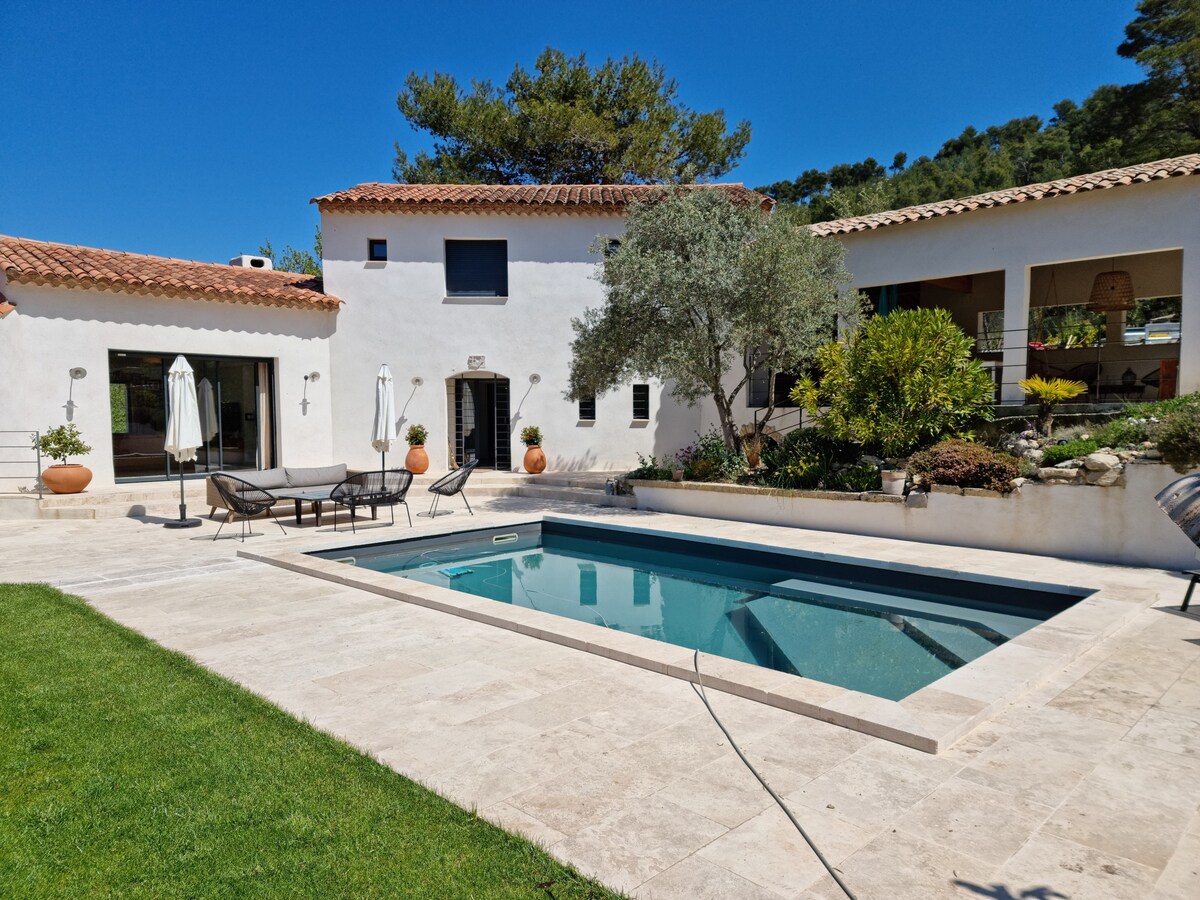 Magnifique villa vue Luberon avec piscine à Rognes
