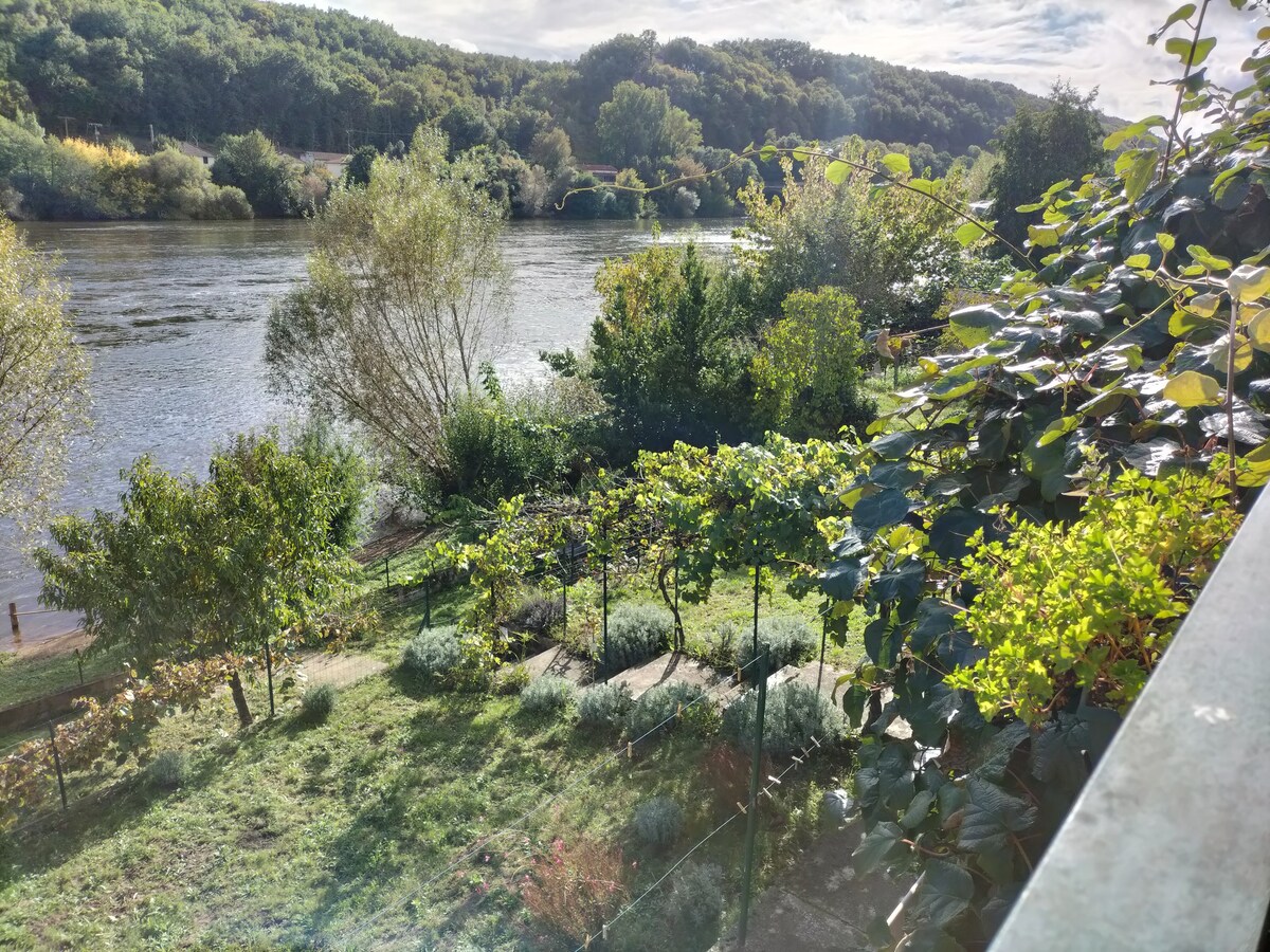 Le gîte des cygnes en bordure de rivière Dordogne