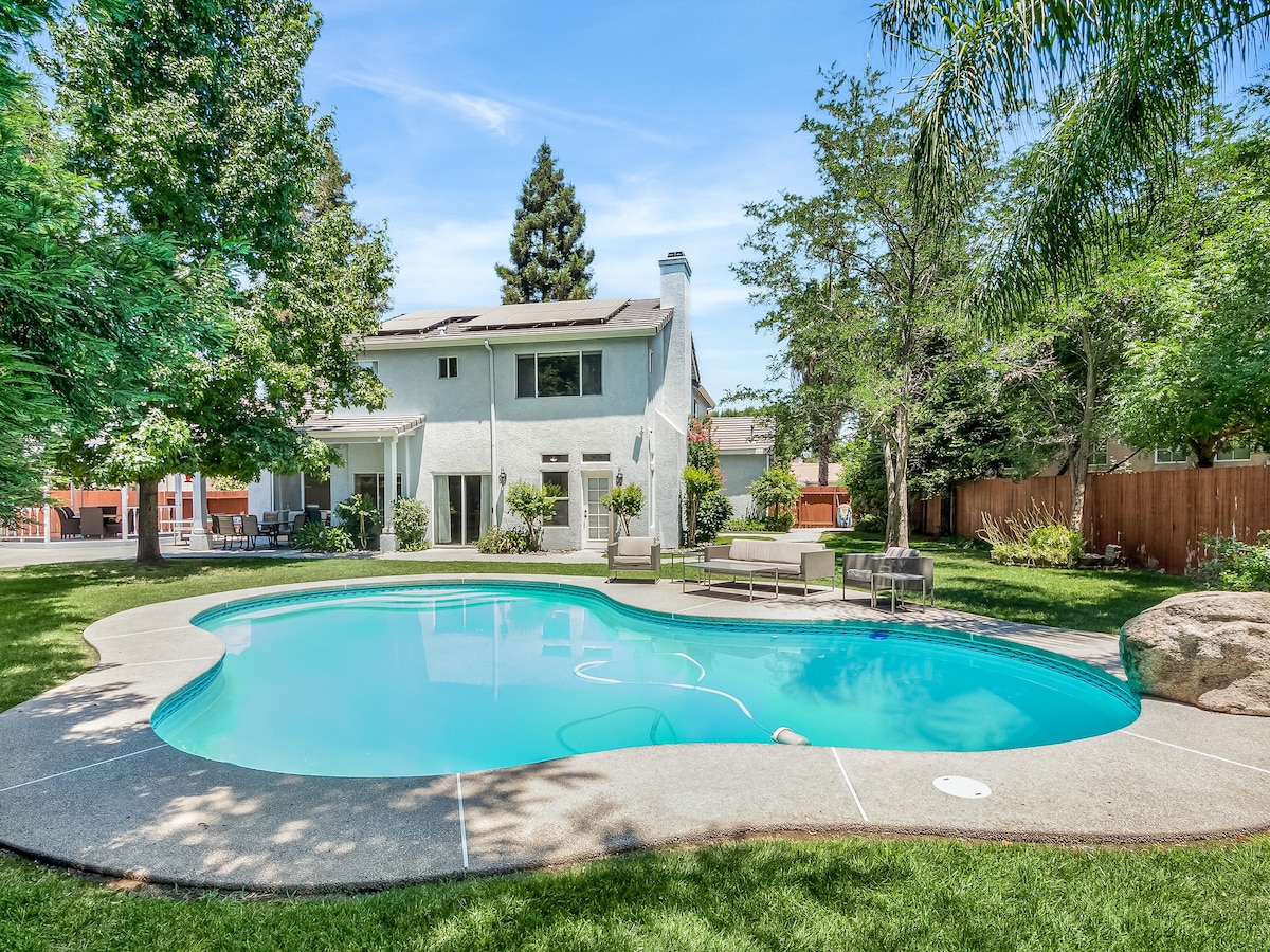 Home oasis w/sauna, jacuzzi, pool & heated gazebo!