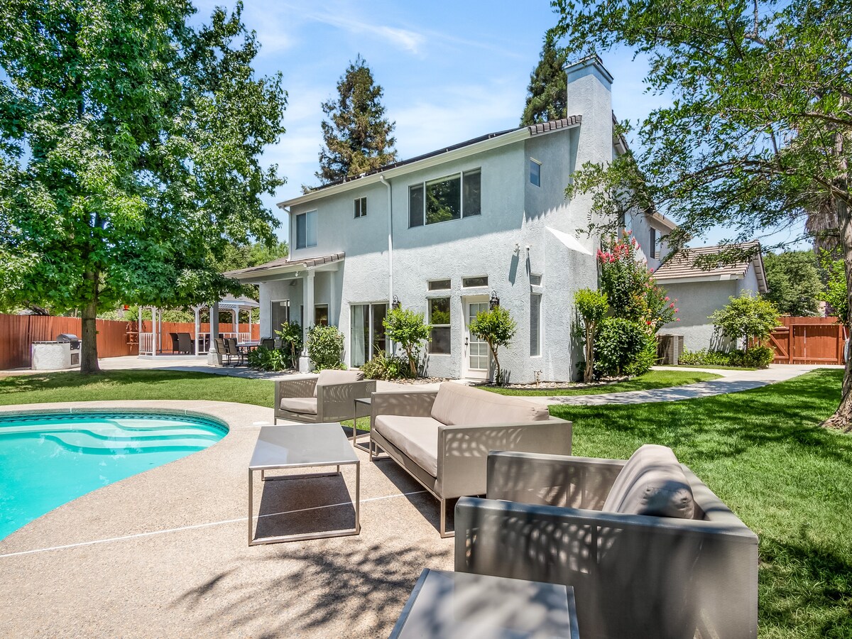 Home oasis w/sauna, jacuzzi, pool & heated gazebo!