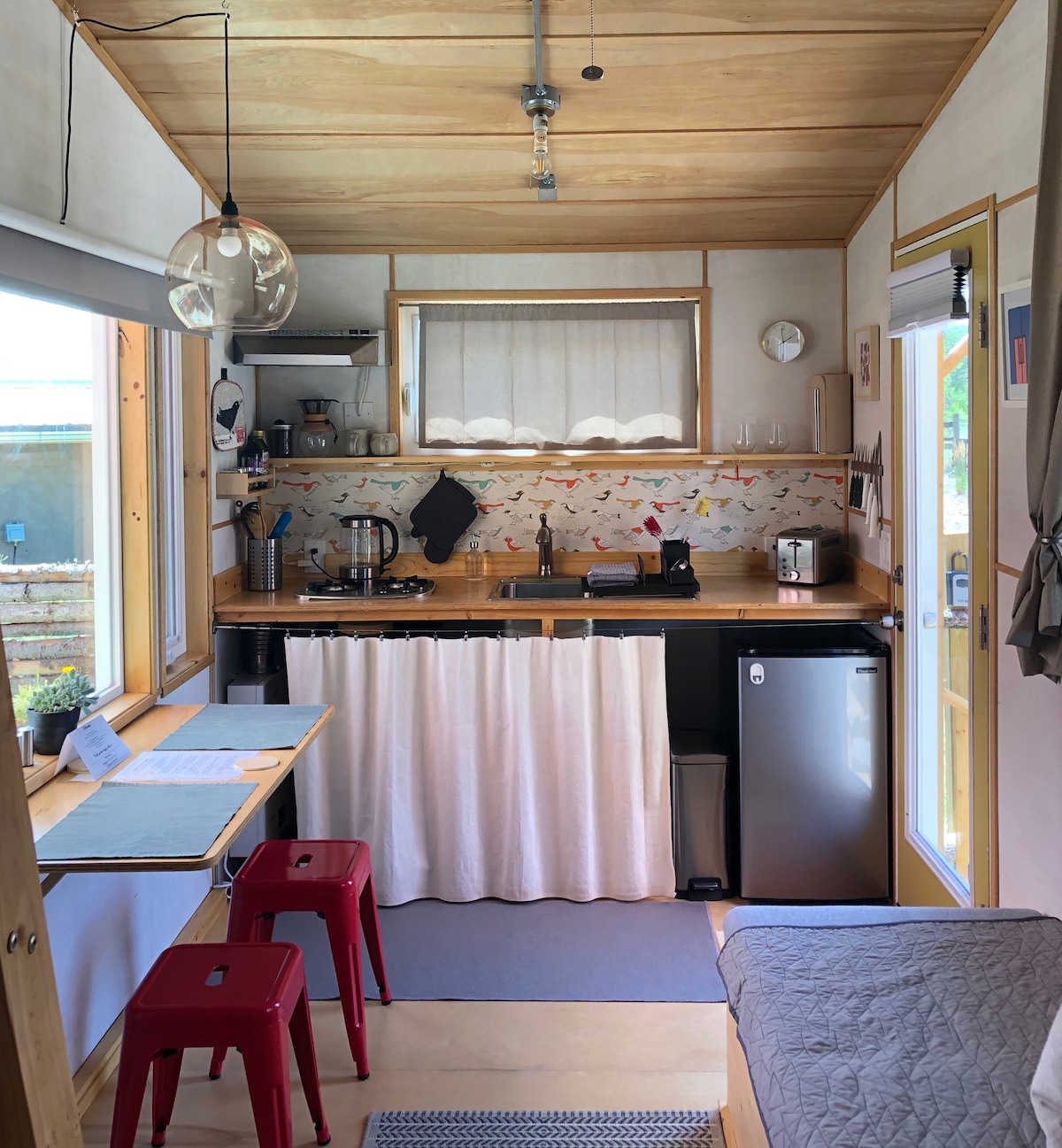 位于博斯克小屋（ Bosque Cottage ）的迷你生态度假屋