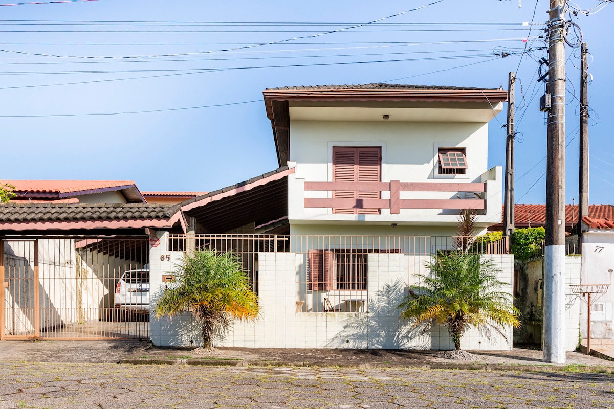 Suíte Caiçara localizada a 500 metros da praia.