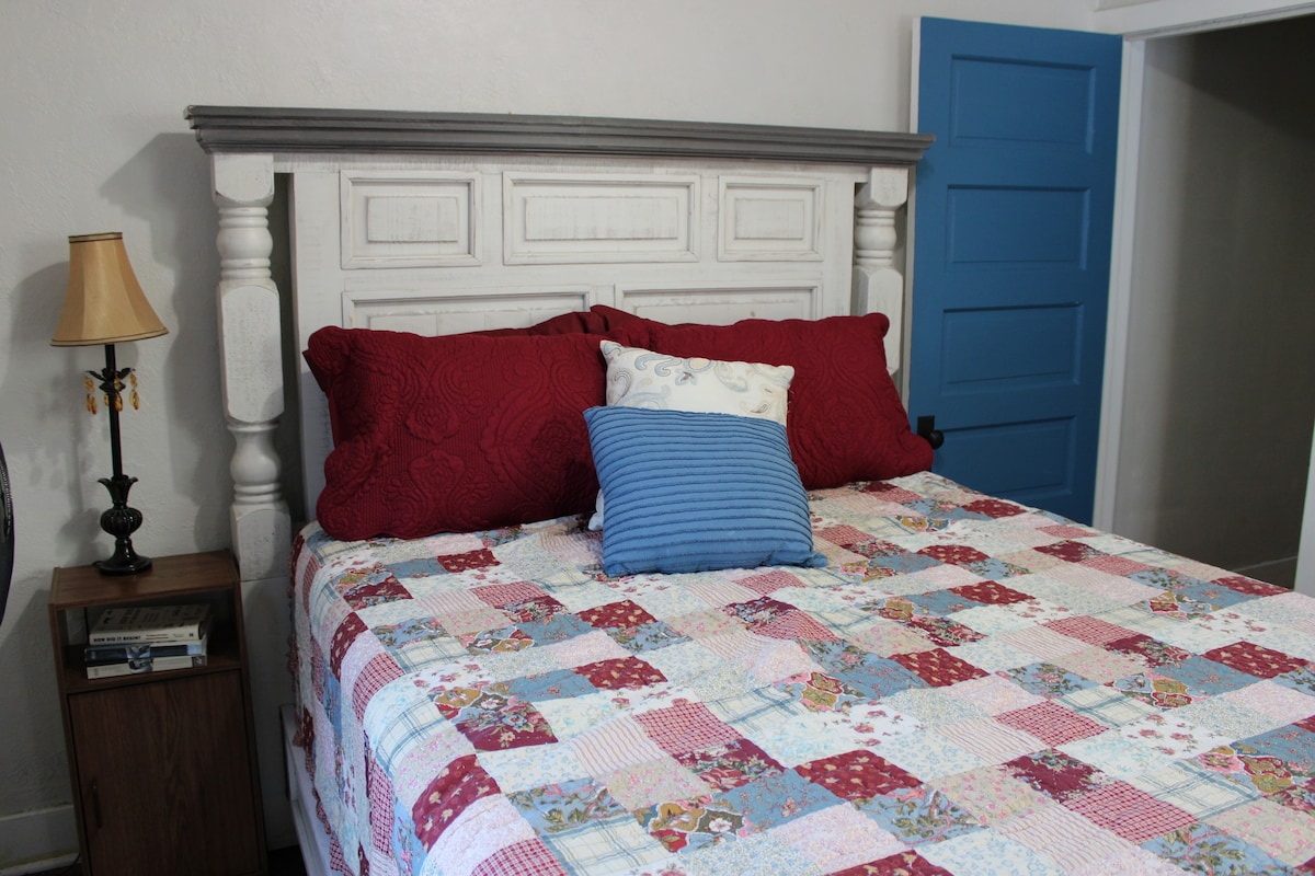 Charming and Cozy Historic Bluebell House. 2BR