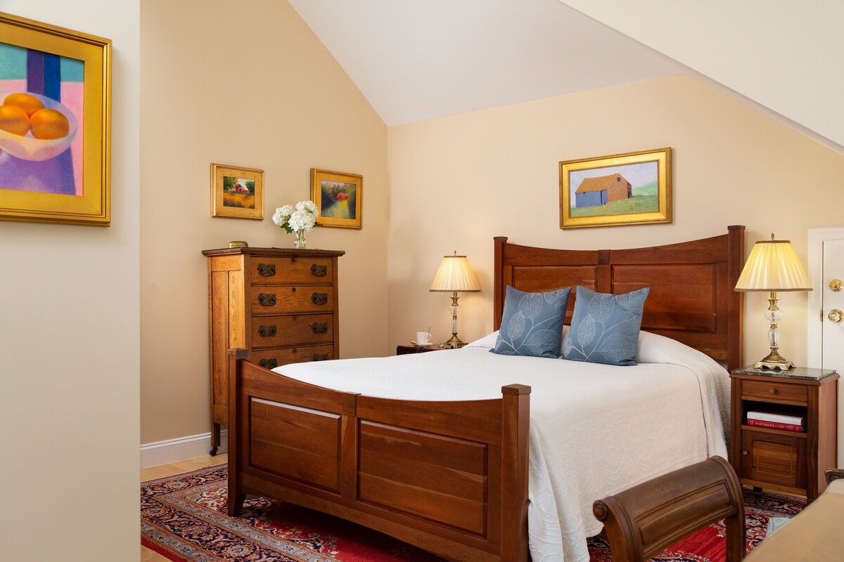 Woodley Park Guest House: A Queen Room + Breakfast