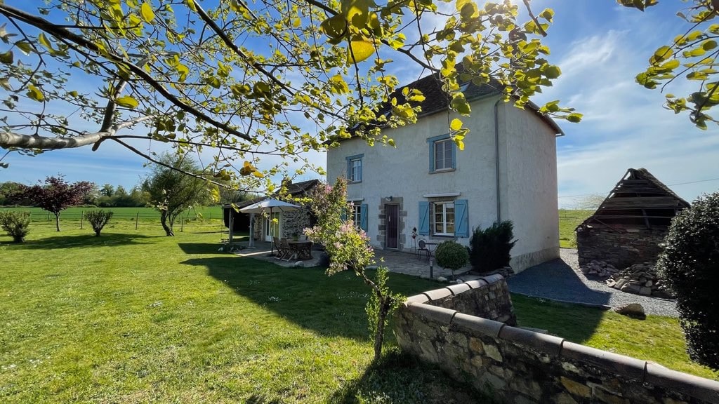 Maison familiale entourée de prairies.