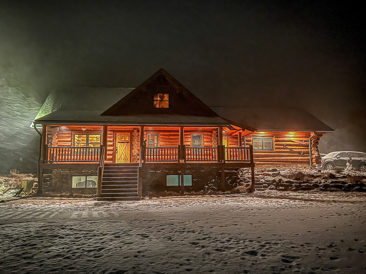Northwoods Pine Haven - Log Cabin Lodge