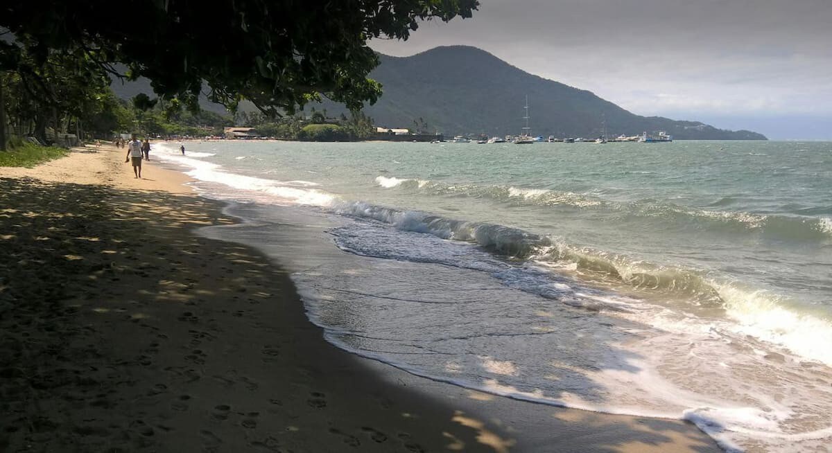 Chale pé na praia.