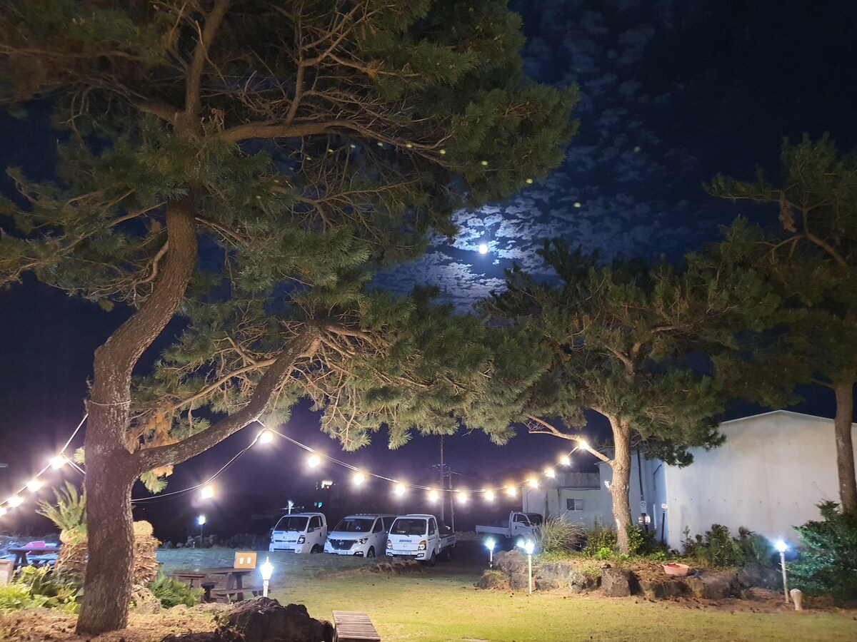 济州城山坡木质风景膳宿公寓（私人住宅） -新阳海滩10分钟城山一桥峰，最多可住4人，可住2人