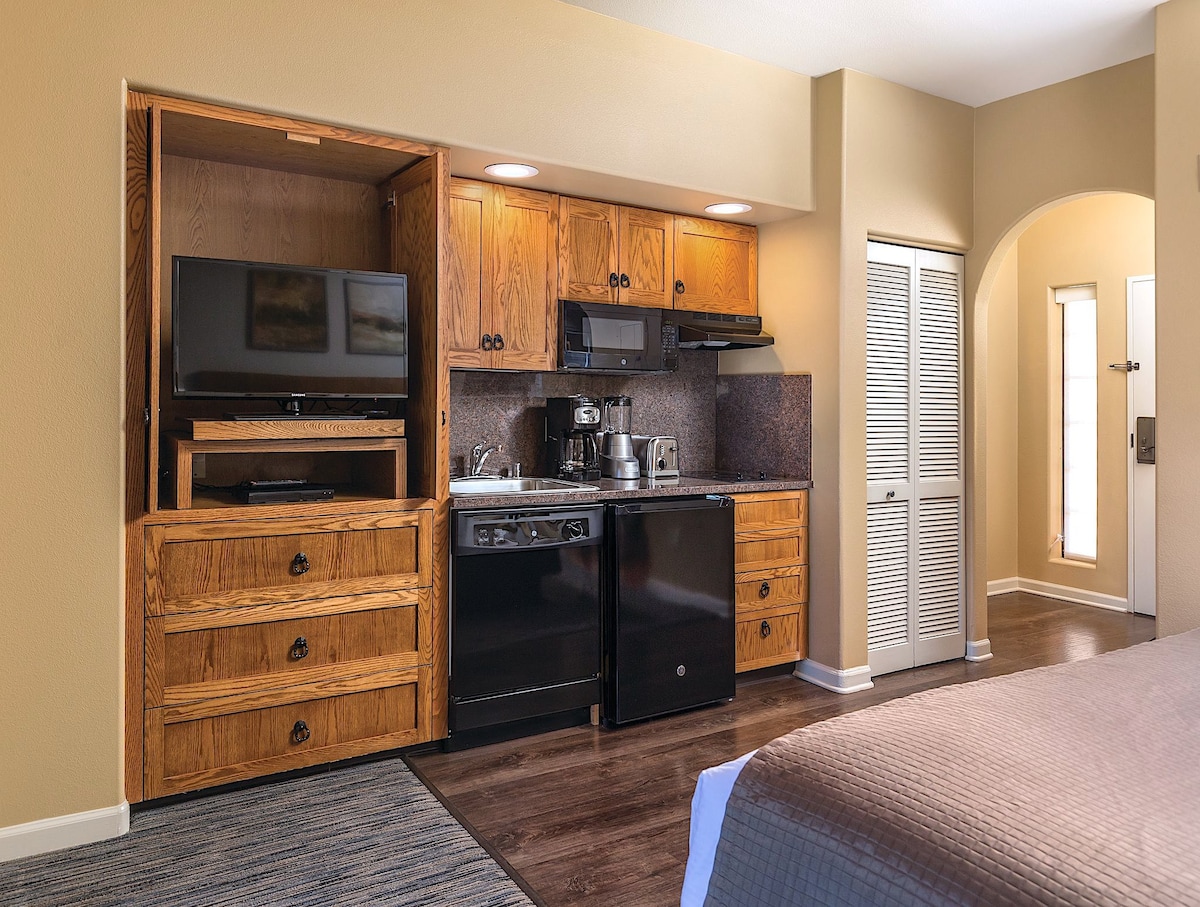 1BR Suite at Phoenix Golf Resort + Amenities!