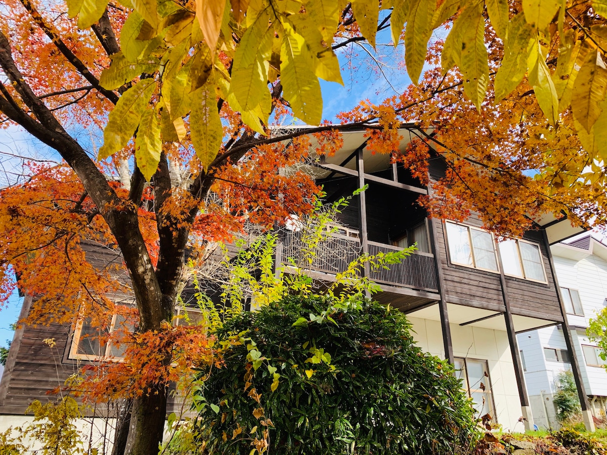 Nakao别墅面积适合家庭夫妇出租，位于野泽温泉村（ Nozawa Onsen Village ） ，这里有远程工作环境。