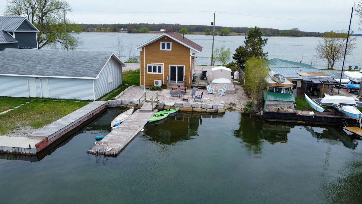 1000 Islands Gananoque的Waterfront Cottage