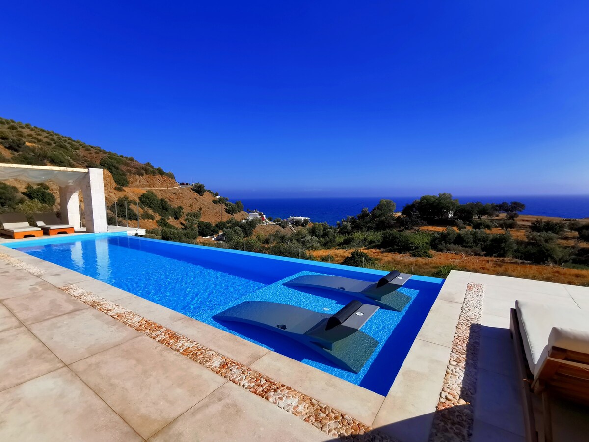 Agia Galini Cretan餐厅，泳池和屋顶花园