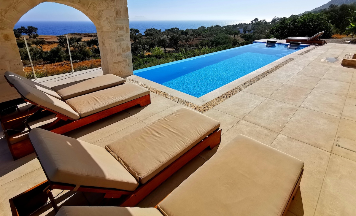 Agia Galini Cretan餐厅，泳池和屋顶花园