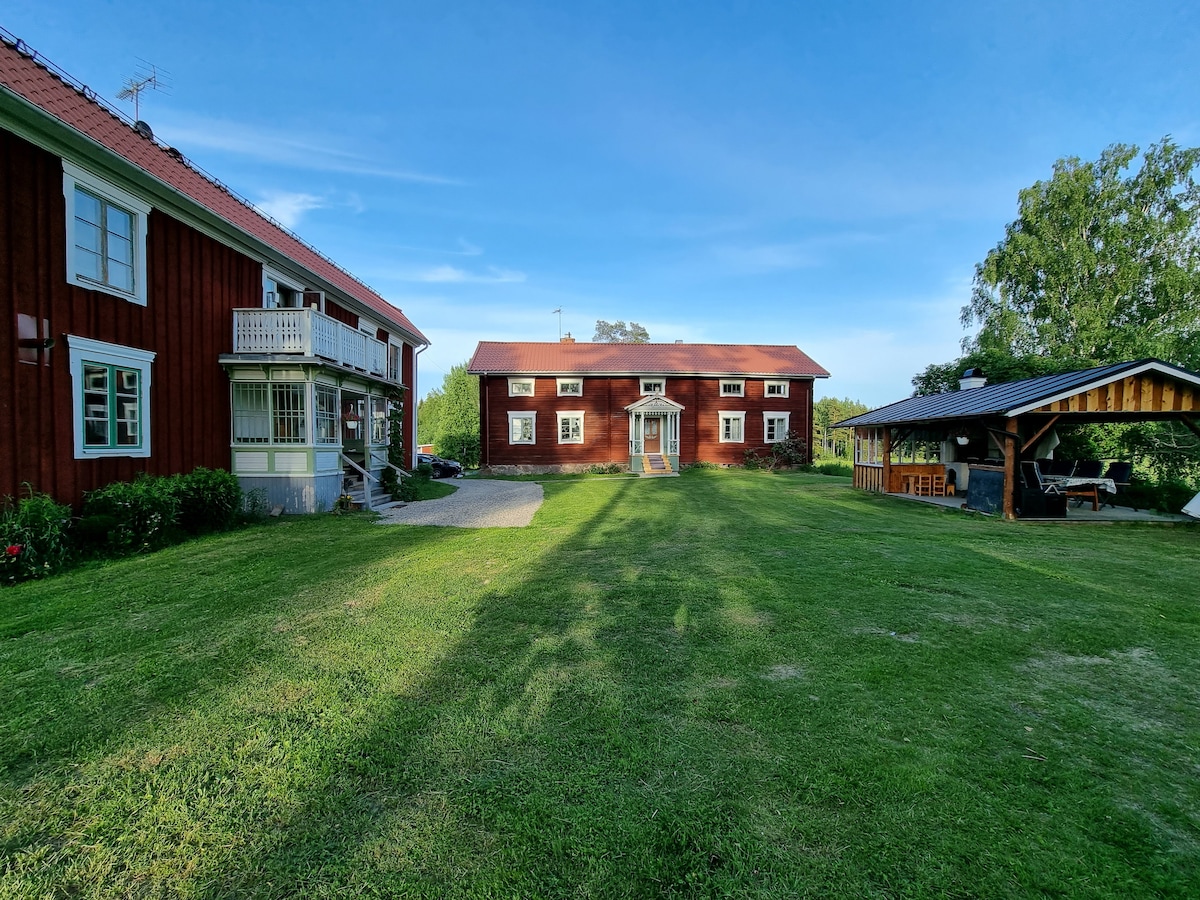 Hälsingegård Hisved ，位于村庄园内，有2个世界遗产农场