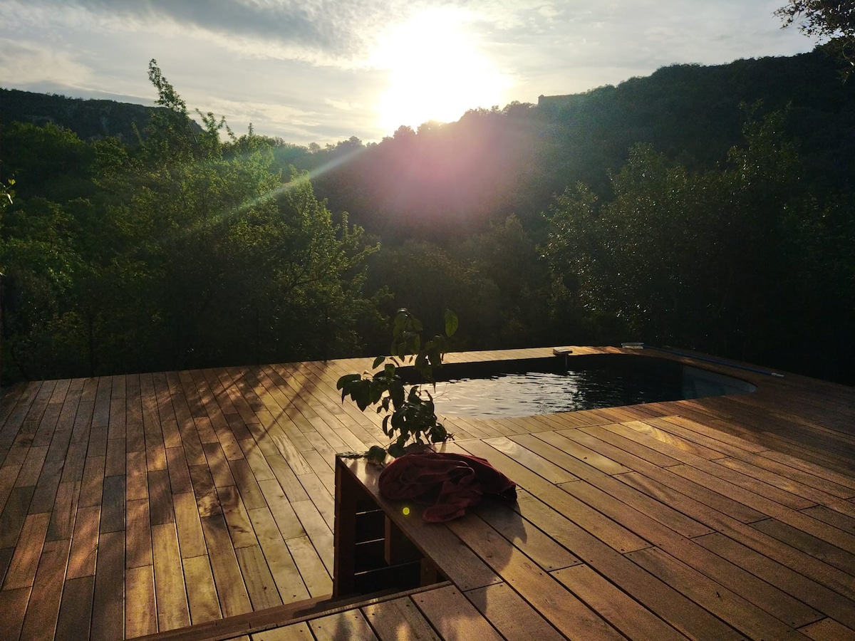 Maison entourée de nature avec Chat et Piscine