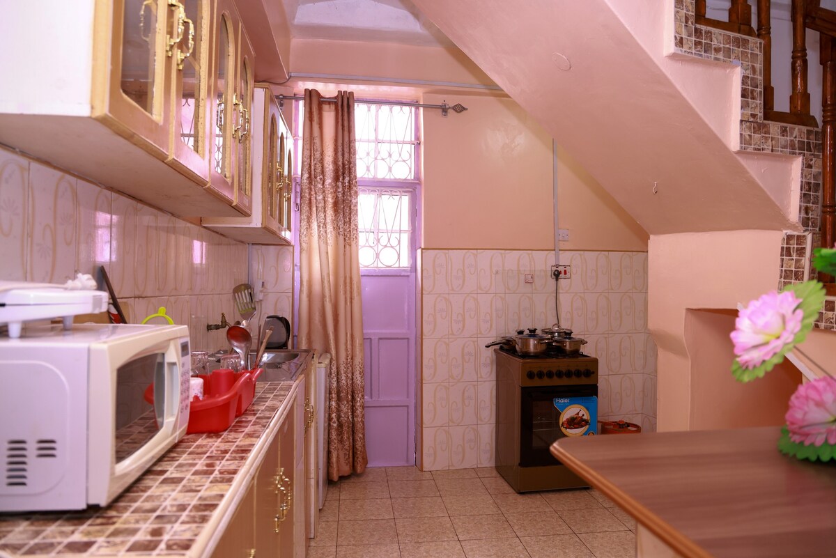 The Pink House - 2 Bedroom Mansionette