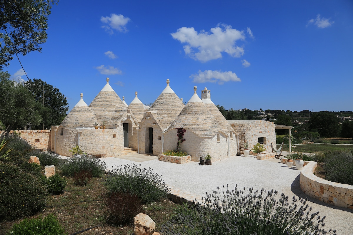 Trulli TERRA DI MEZZO Oasi in Valle d 'Itria