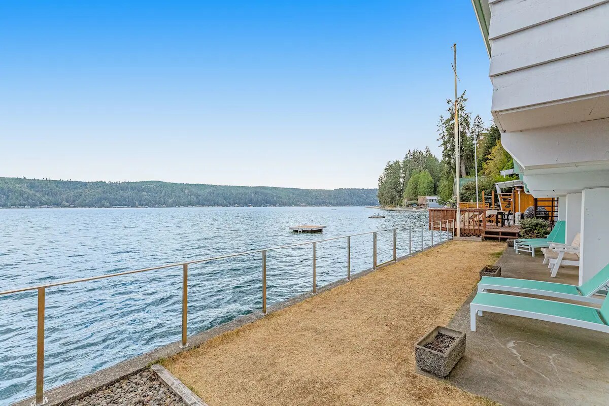 NEW! Hood Canal Beach House! Hot Tub & Kayaks!