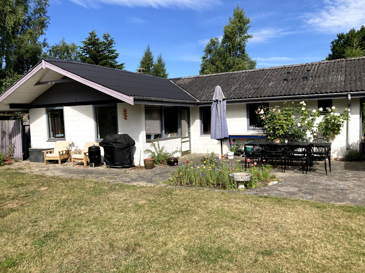 Sommerhus/400 m fra havet/Privat have +2 terrasser