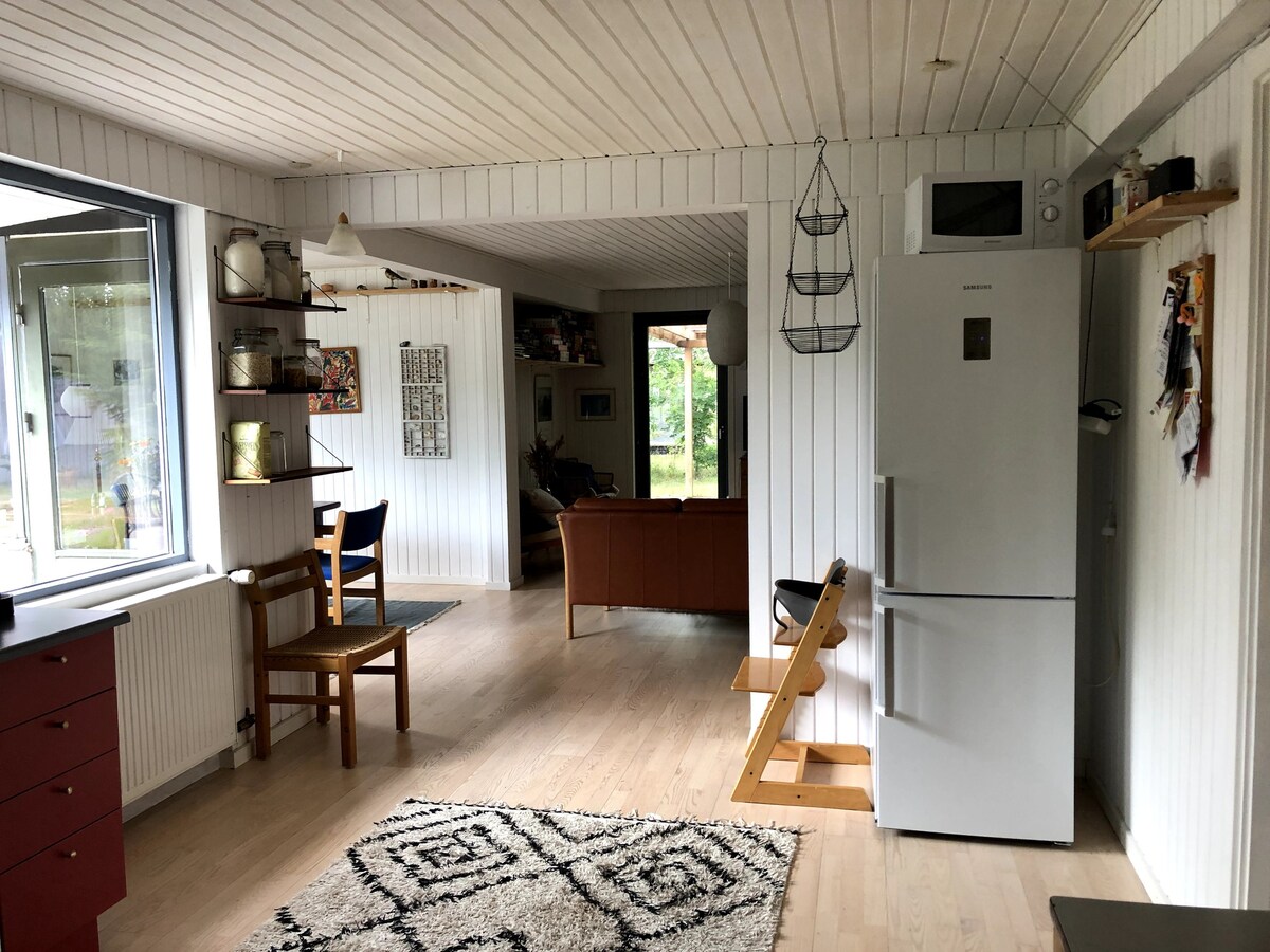 Sommerhus/400 m fra havet/Privat have +2 terrasser