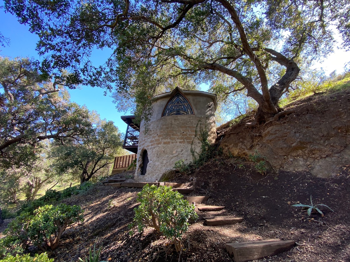 位于乡村马里布牧场（ Rustic Malibu Ranch ）的迷你「城堡」