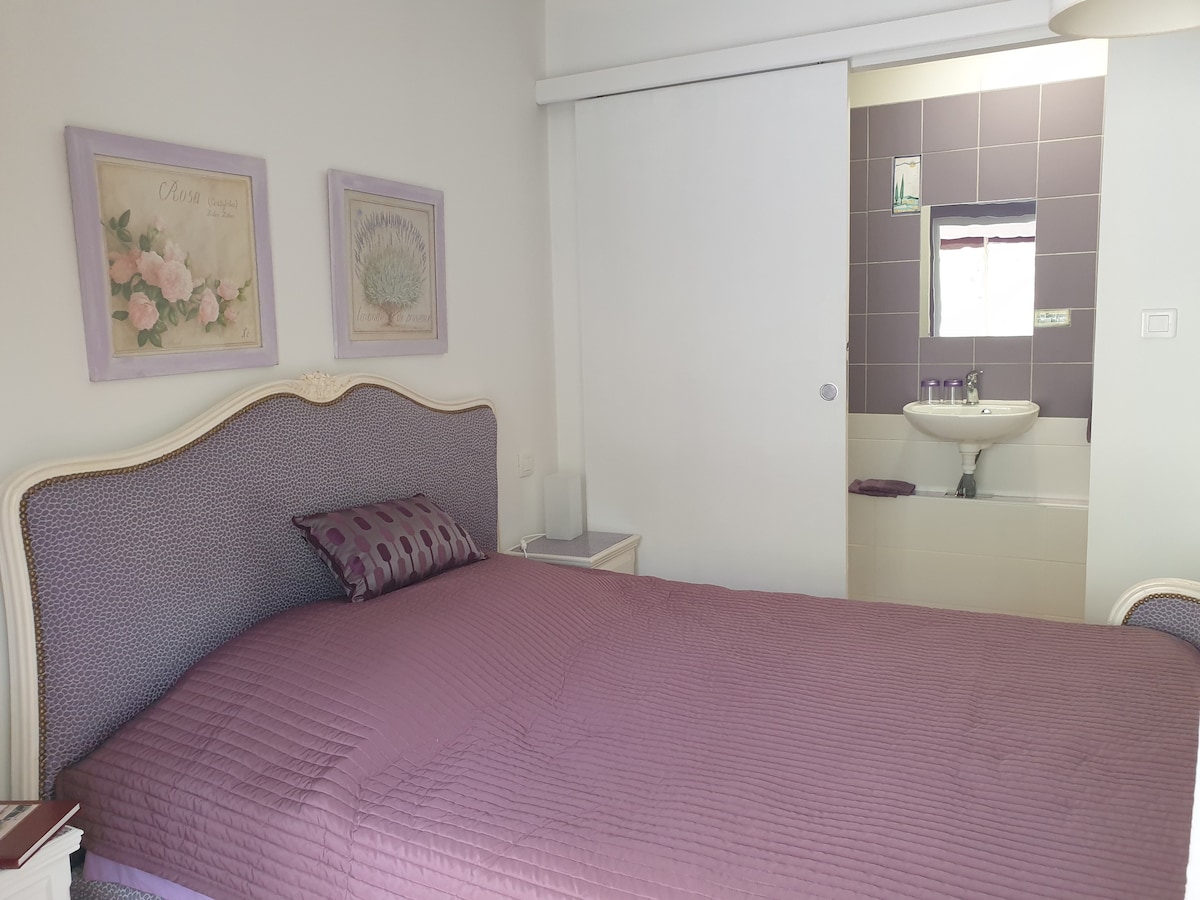 Lavand colour bedroom for a nice break in Provence