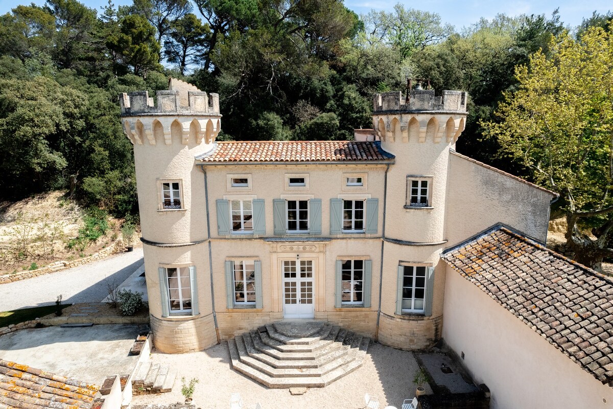 Gîte les Tours à Sarrians - château en Provence