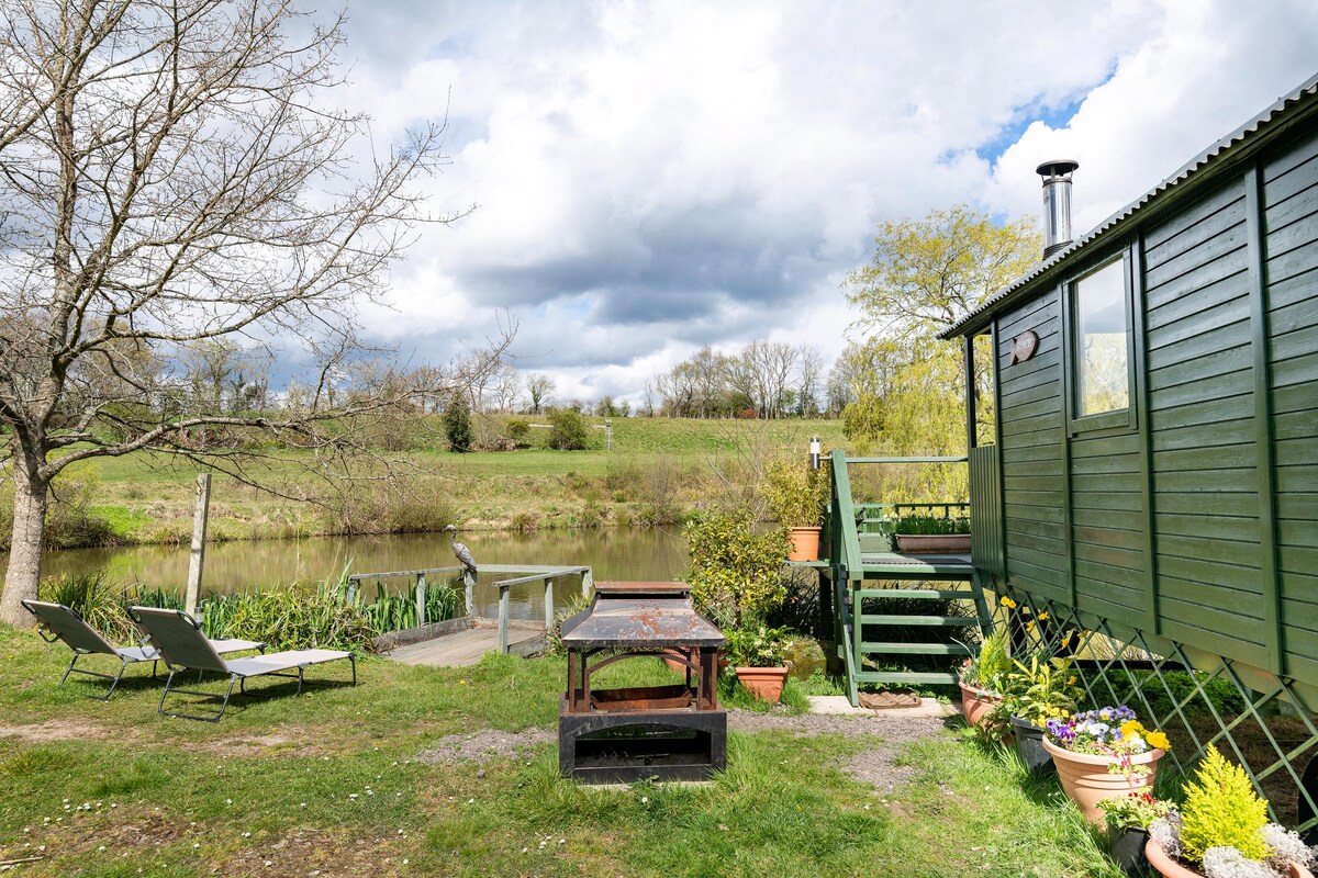 温馨、宁静、僻静的湖畔小屋。