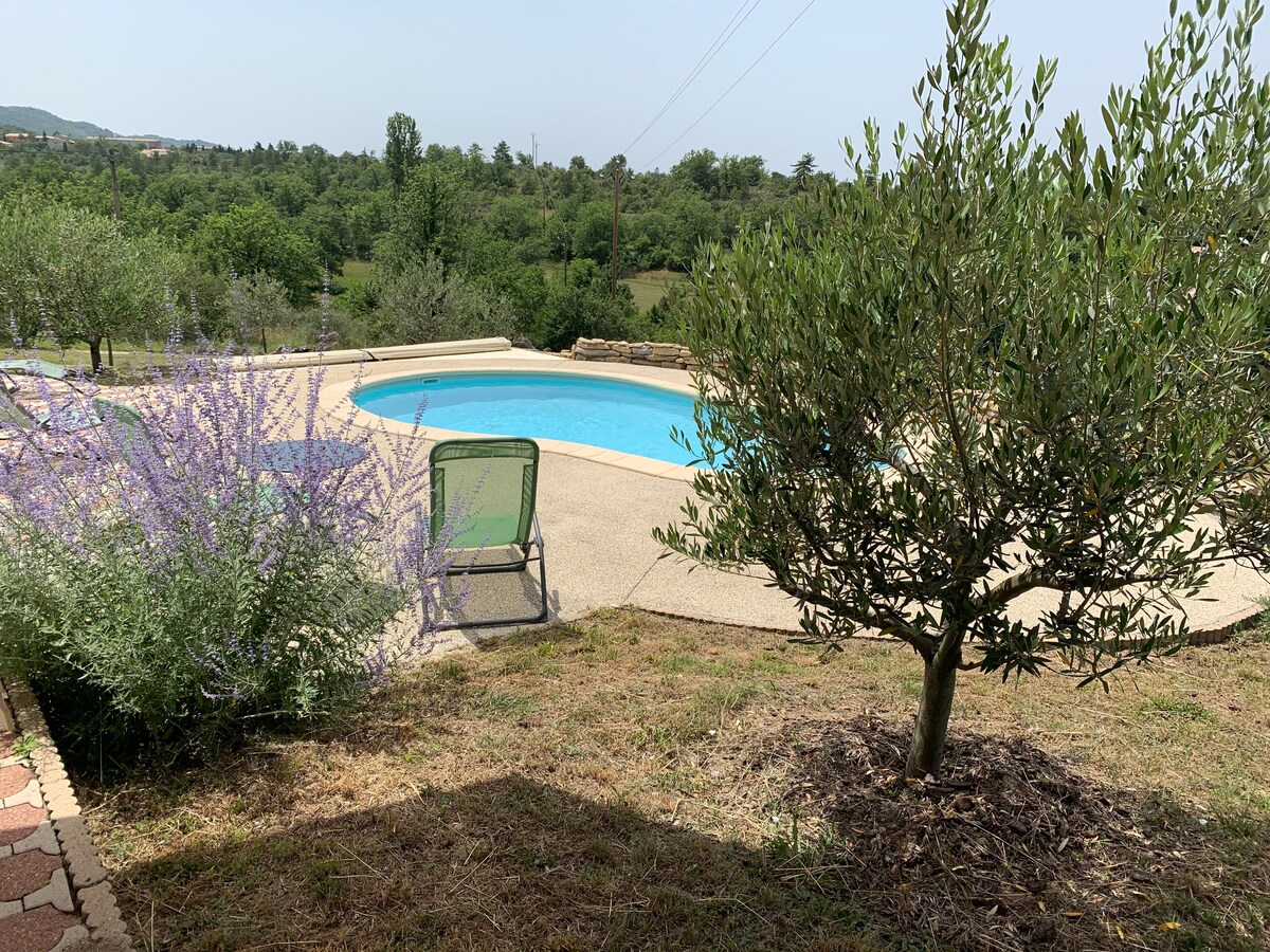 Grospierres: maison avec piscine et magnifique vue