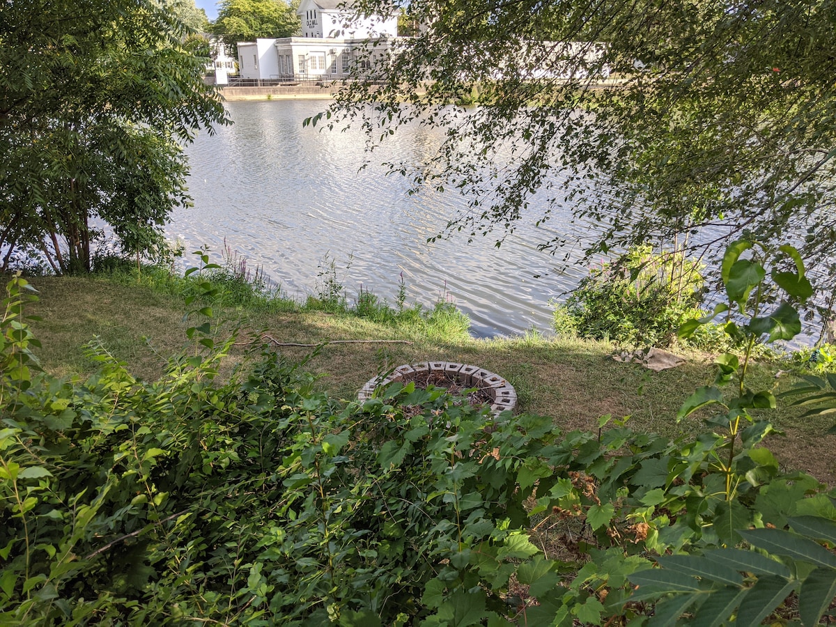 A Jack 's Joint' s on the River