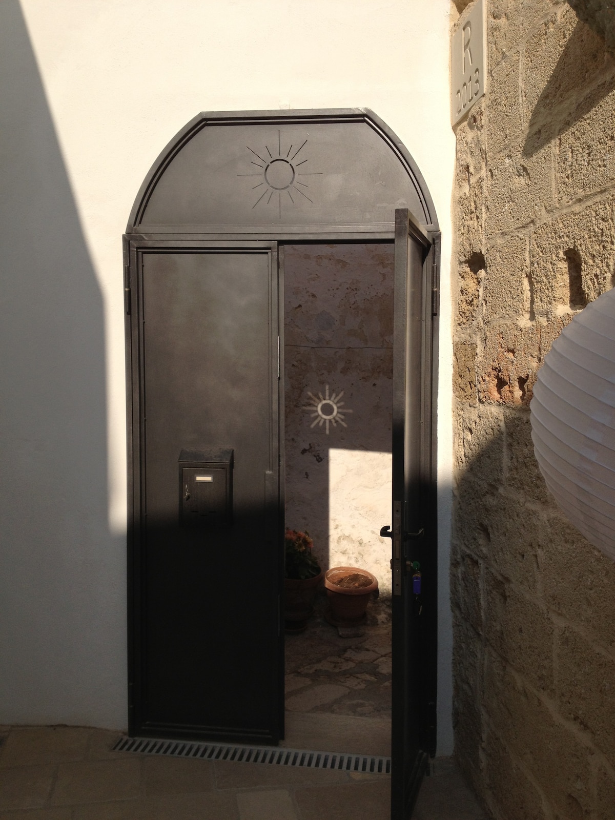 Ancient Salento house: small courtyard of the sun.