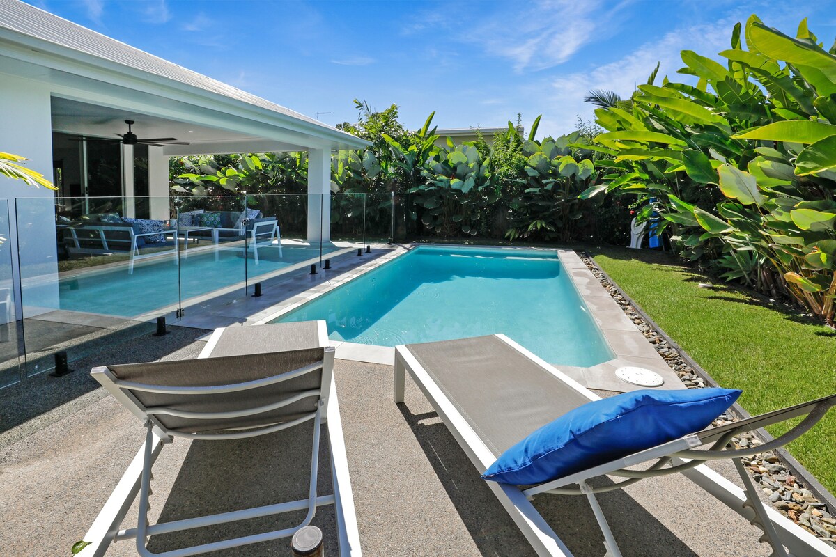 Palm cove private heated pool in cooler months .