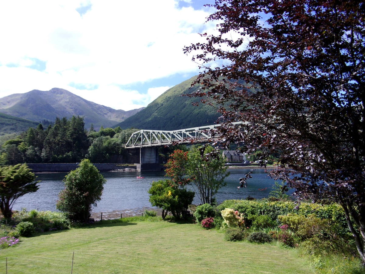 Loch Lodge with spectacular views!