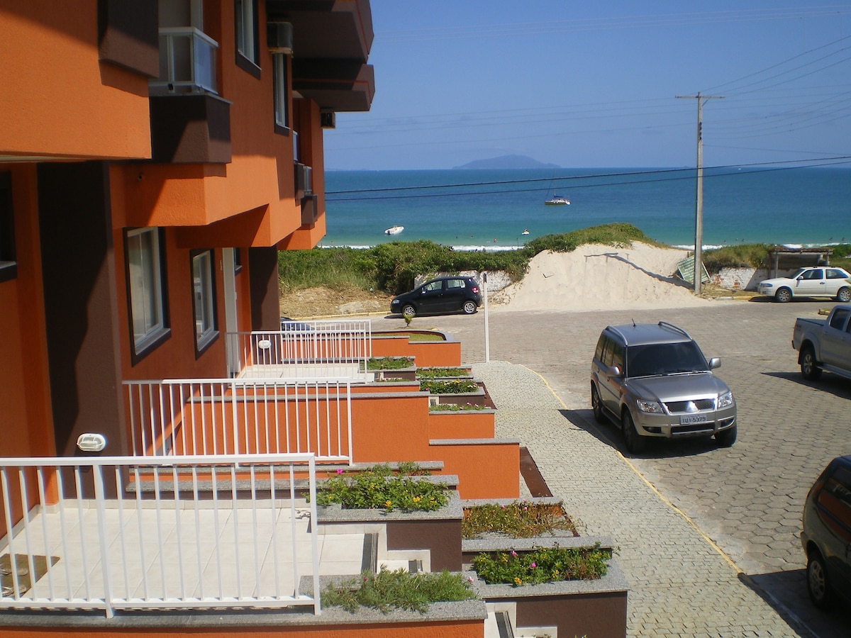 Suas férias em frente à Praia de Quatro Ilhas  AP3