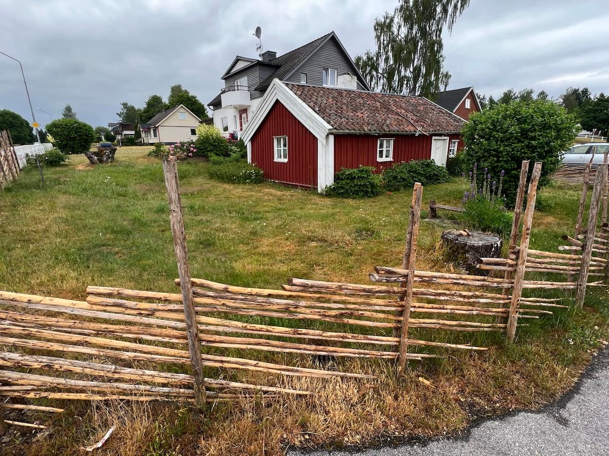 Mysig stuga mitt i Gällstad