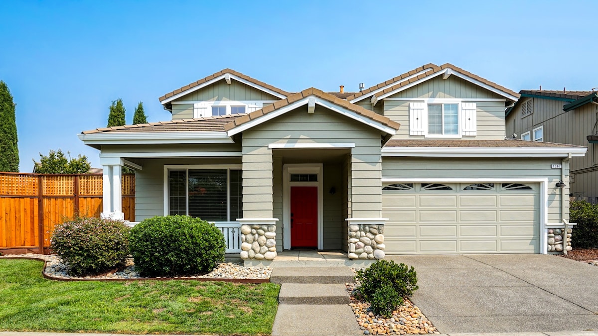 4 bedroom home on Golf course with hot tub!