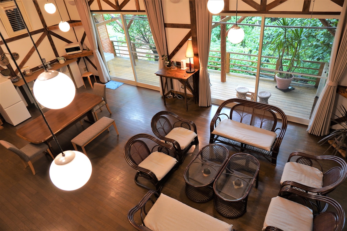 您可以在日本最好的星空Solano客栈享用私人烧烤，全年都在多雨的露台上。　