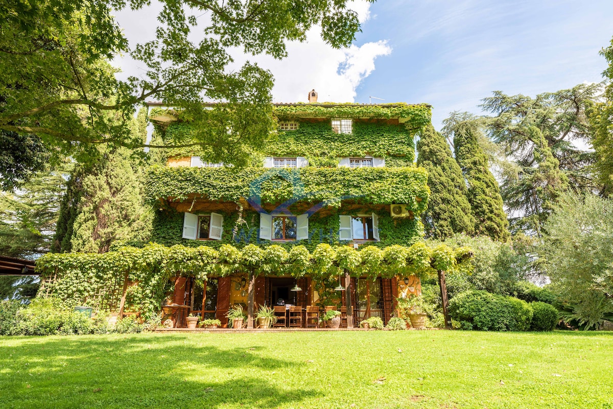 A green gate to Rome