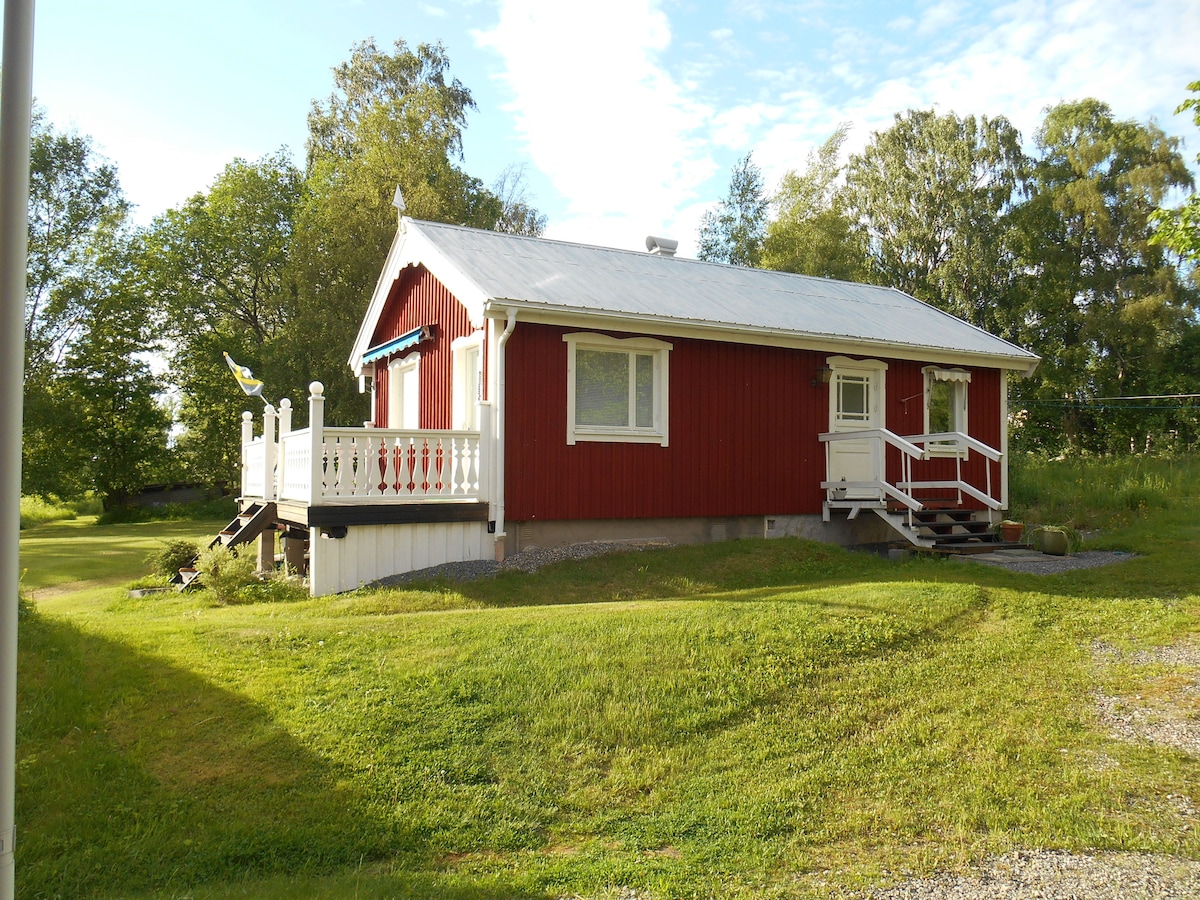 Torp med Stuga på sluttningen mot Klingerfjärden.