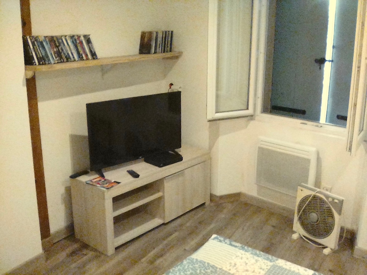 2+1 couchages + sdb dans appartement rénové.