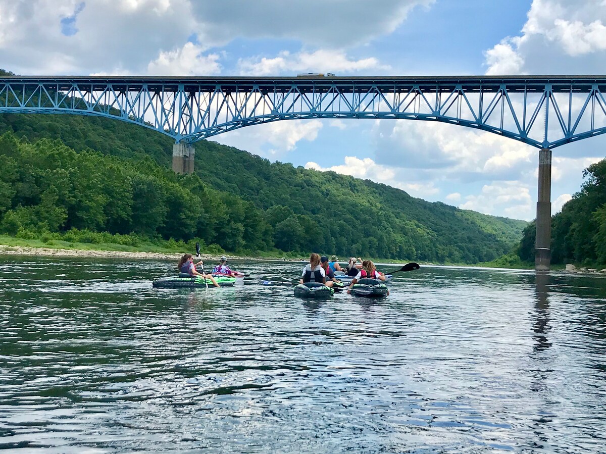 Riverfront cottage, paddle in-paddle out!