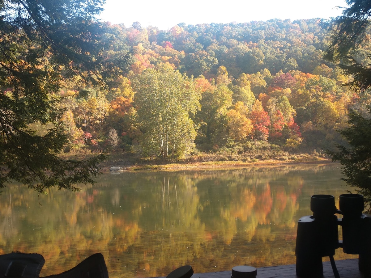 Riverfront cottage, paddle in-paddle out!