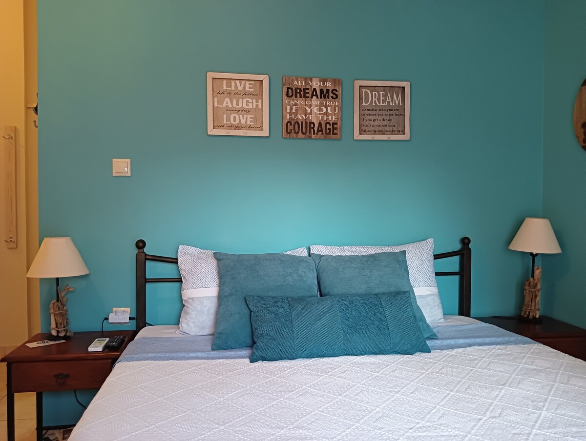 Amelie 's Turquoise Room