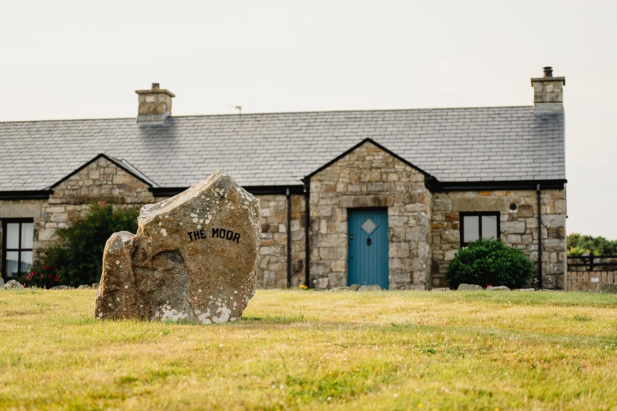 Creevy Pier: Failte Ireland Approved Cottage:Moor