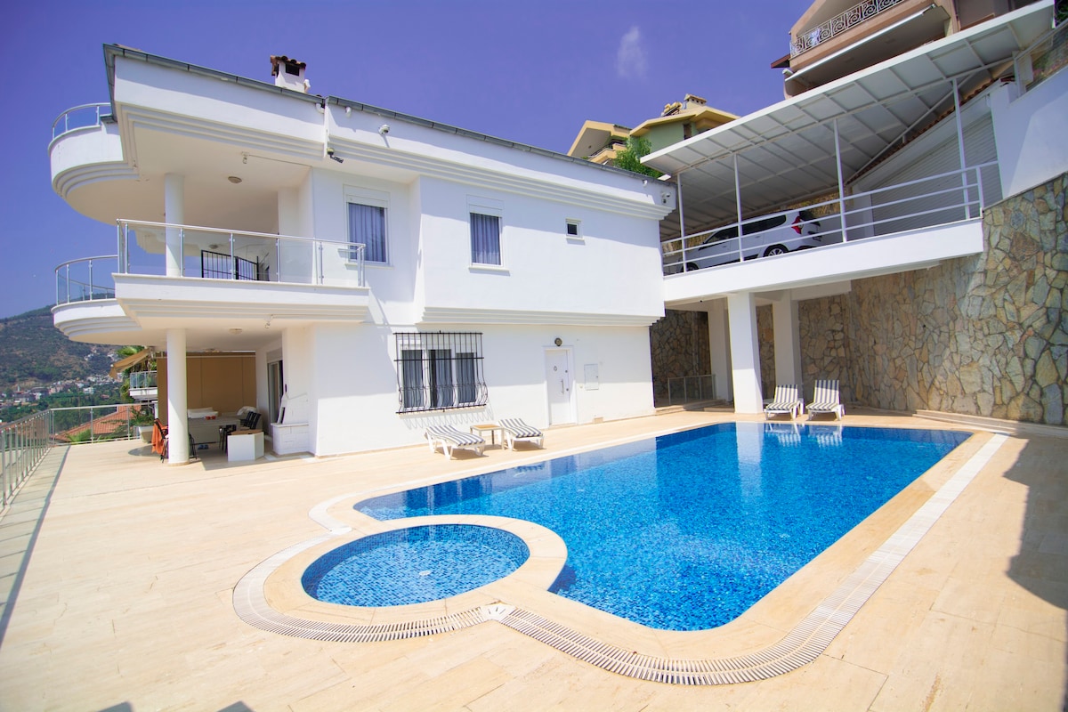 Luxury villa fantastic view  private pool/parking