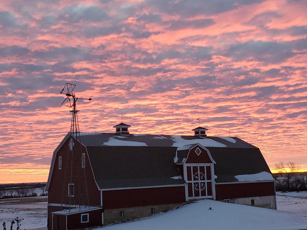 Airbnb near Lake Diefenbaker & Barn Wedding Venue.