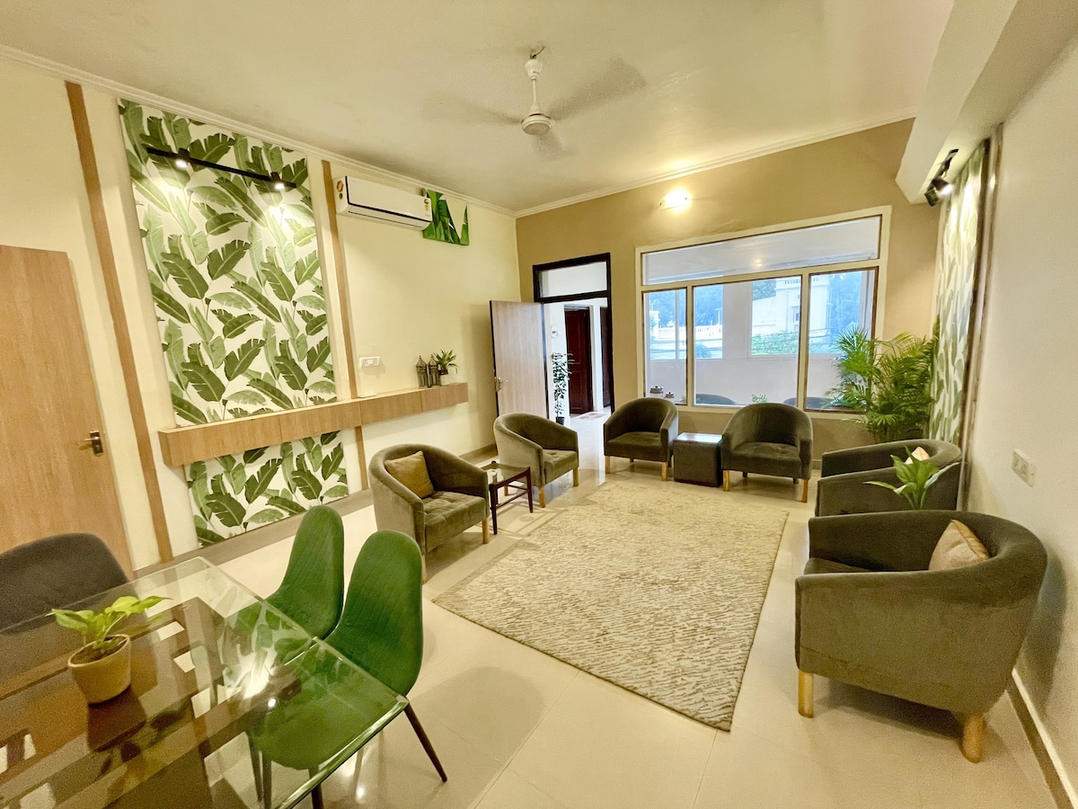 Serene 6BHK Bungalow Flr w/Garden I City Centre