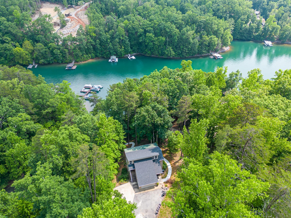 Lake Keowee Hideaway Lake Access in a Private Cove