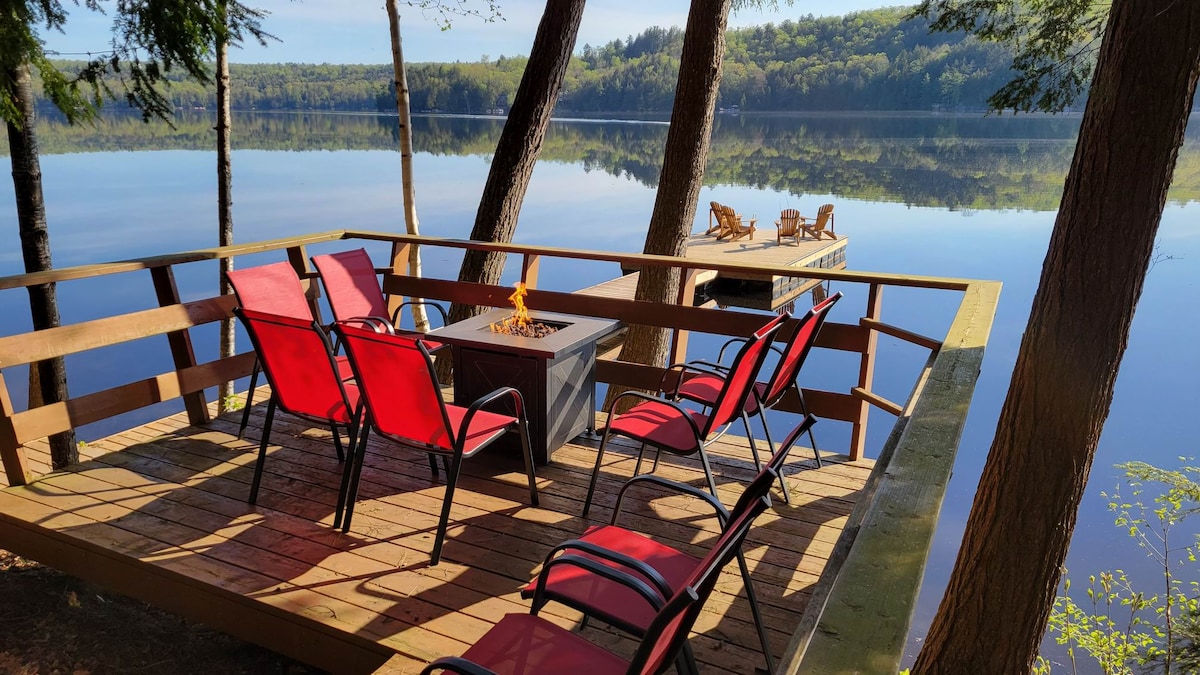 肯尼西斯湖（ Kennisis Lake ）美丽的海滨小屋